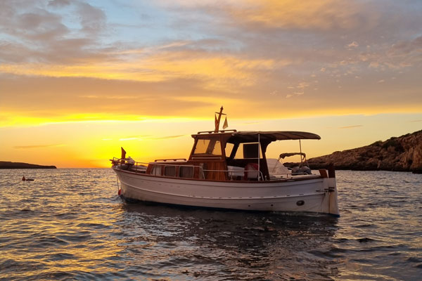Puesta de sol en Ibiza en barco