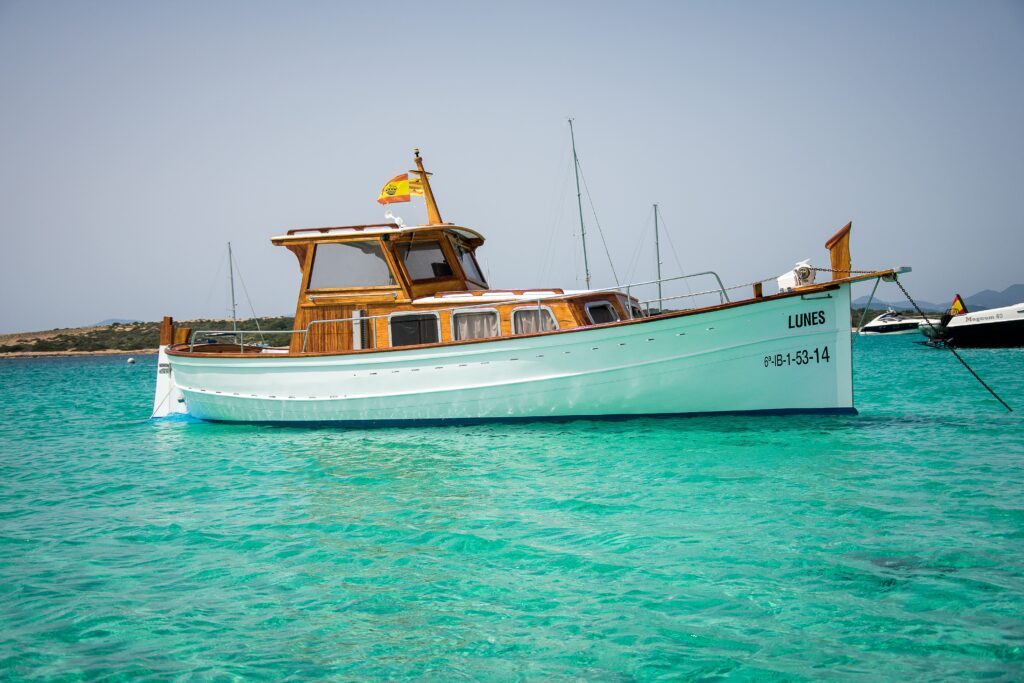 Excursiones en barco en Ibiza a bordo de Lunes - Nautipic